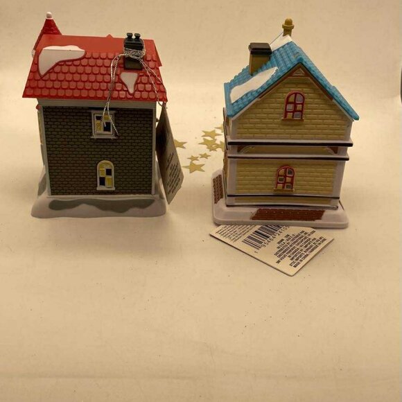 NWT Set of 2 Cobblestone Corners Plastic Christmas Winter Village Pieces - Picture 8 of 10